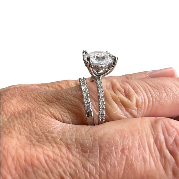 Sterling Silver Zircon Solitaire Wedding Ring Set (2 Rings) - Picture 4 of 15